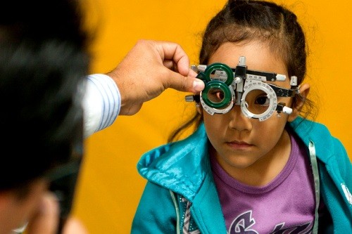 Proteja sus ojos de infecciones y dolencias oculares durante el verano teniendo hábitos saludables