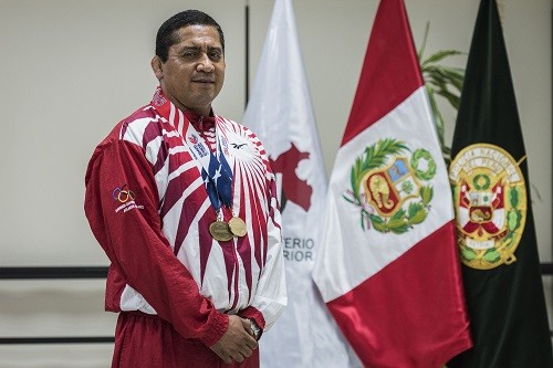 Eligen a policía como presidente de la Federación Deportiva Peruana de Lucha Amateur