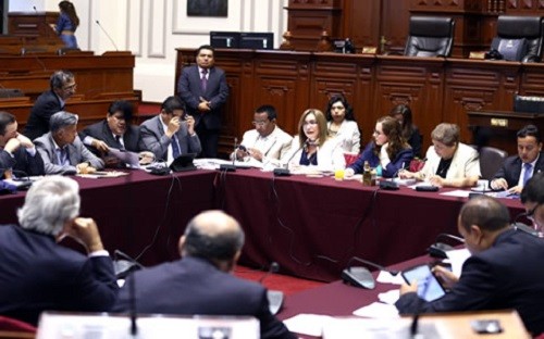 Congreso aprueba cambios a la Ley de Reforma Magisterial que permitirá incremento de sueldo a docentes