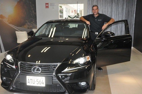 LEXUS entrega el IS200T a Sbastian Salem, embajador de la marca