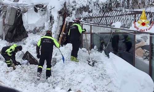 Italia: Seis personas fueron encontradas vivas tras avalancha que sepultó un hotel