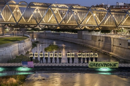 Greenpeace pide en todo el mundo 'Puentes No Muros' para crear un futuro verde y en paz