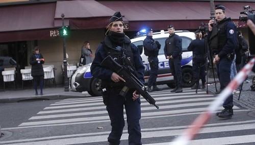 Francia: Un terrorista armado con un machete intento ingresar al museo del Louvre