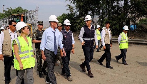 Presidente Kuczynski inspeccionó trabajos de instalación final del puente Bailey en Huaycoloro