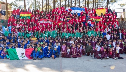 Cientos de estudiantes latinoamericanos se unen para ayudar a niños con deformidades faciales