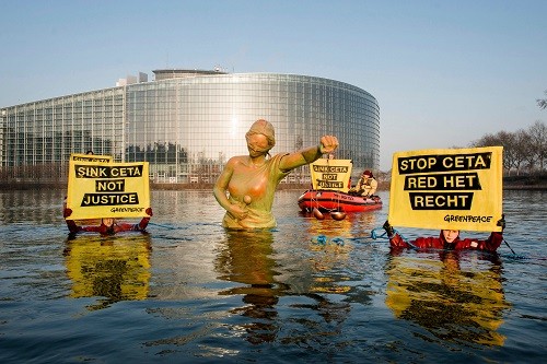 Acción de Greenpeace en el Parlamento Europeo en Estrasburgo mientras se aprueba el CETA