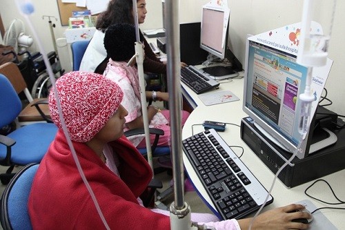 En el Día Mundial Contra el Cáncer Infantil pacientes del INEN visitan centro de diversiones