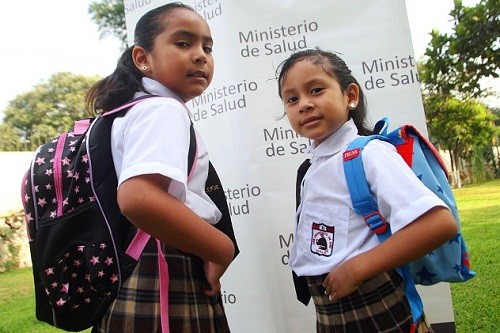 ¡Atención padres! Sigan estos consejos antes de comprar una mochila escolar