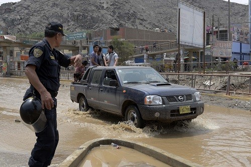 Más de 8 000 efectivos de la PNP trabajan en Lima para ayudar a damnificados por inundaciones