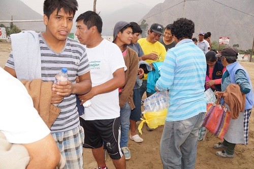 Manchay: entregan 2000 litros de agua, víveres y ropa a damnificados por huaicos en Manchay Bajo y Santa Eulalia