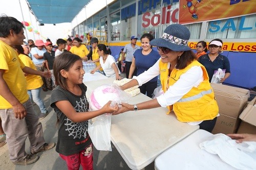 Municipalidad de Lima lleva juguetes y un show infantil a niños de Carapongo