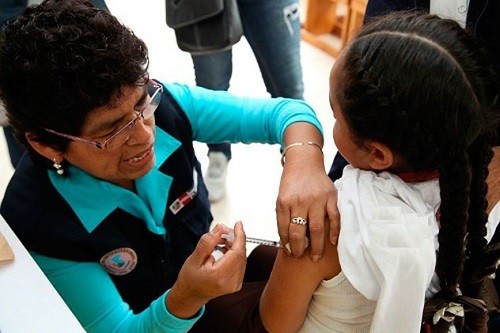 Minsa: Vacunan contra la fiebre amarilla y el tétanos a niños damnificados de Callahuanca