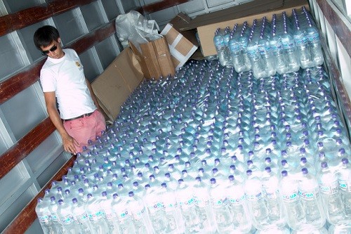 Usuarios del app de taxi, Easy, donaron 4 toneladas de agua para damnificados