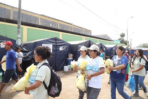 Hinchas de la Conservación llevan alegría y esperanza a damnificados de Carapongo