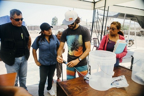 Tablista Gabriel Villarán junto a ONG Waves For Water (W4W) distribuye miles de filtros de agua