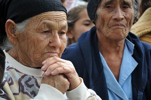 Adultos mayores con abandono familiar y depresión son más propensos a problemas de memoria