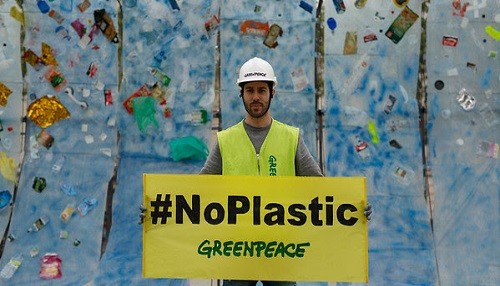 Greenpeace lanza una campaña internacional para luchar contra la contaminación por plásticos en los océanos