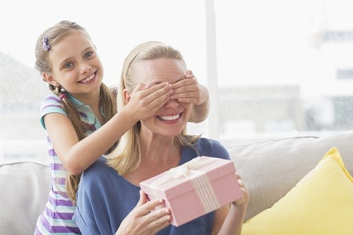 Regalos exclusivos para una mamá que disfruta pasear por la ciudad, viajar y hacer deporte