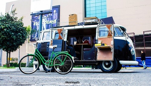 Exhibición de combis Volkswagen en el Jockey Plaza