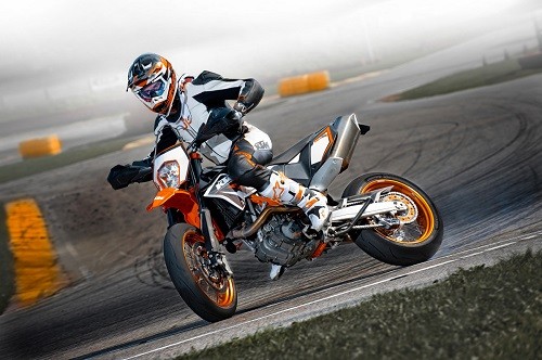 Llega al Perú la más radical y feroz supermoto: KTM 690 SMC R 2017