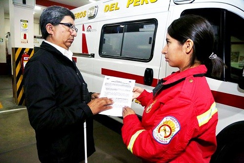 Bomberos de Miraflores informan sobre sus servicios en sistema braille