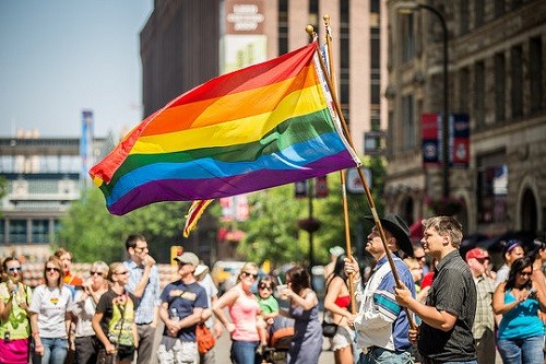 Descubre cuánto cuesta viajar a 10 desfiles LGBT alrededor del mundo