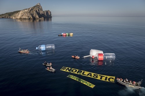 Objetos plásticos gigantes emergen del agua en el Mediterráneo