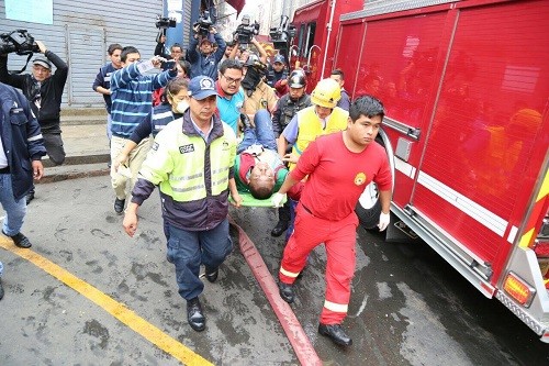 MML evacuó a comerciantes y familias durante gran incendio desatado en galería de Mesa Redonda