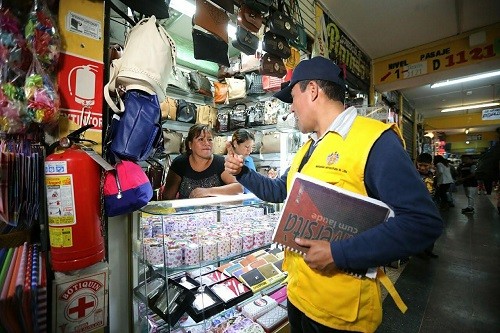 Comerciantes impiden que MML y fiscalía inspeccionen almacenes clandestinos en edificio de viviendas