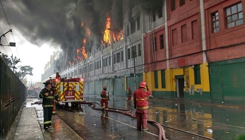 Más de 200 bomberos y 60 autobombas para apagar incendio en Las Malvinas