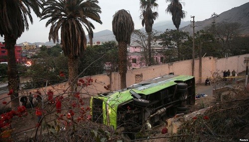 Al menos 9 muertos tras despiste de bus en el Cerro San Cristóbal