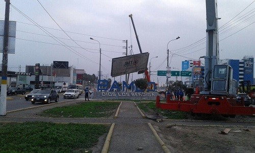 Municipalidad de Lima retiró 49 paneles publicitarios instalados ilegalmente en avenida Universitaria