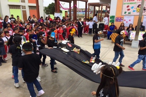 Más de 9,000 estudiantes de Pisco reciben materiales para refuerzo escolar