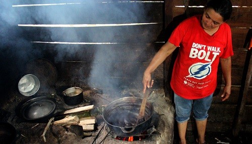 EsSalud: Cocinar con leña en ambientes cerrados puede causar Fibrosis Pulmonar