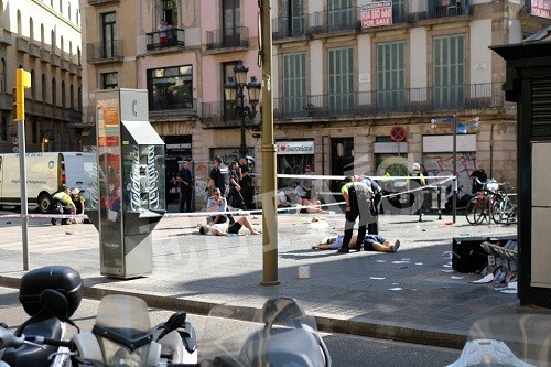Por lo menos 13 muertos en ataque vehicular en Barcelona