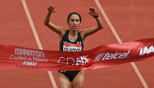 Gladys Tejeda vuelve a vencer en el Maratón Ciudad de México 2017