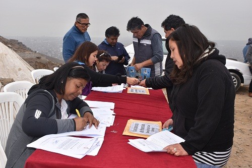 Municipio de SMP entrega más de 100 constancias de posesión a vecinos para obtener servicios básicos