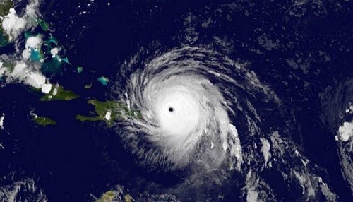 Devastador huracán Irma sobre las Bahamas y está en un curso de colisión con Florida