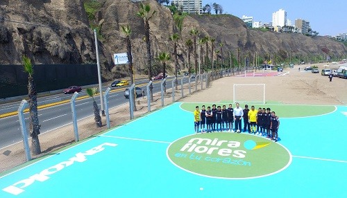 Miraflores inaugura nuevas losas deportivas con ex seleccionados de fútbol juvenil