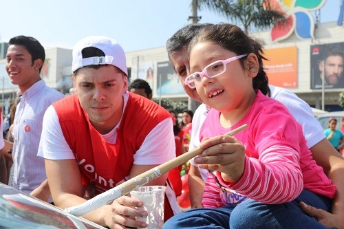 Artistas y voluntarios de la Teletón pintan más de 2 mil vehículos en la tradicional 'Pintatón'