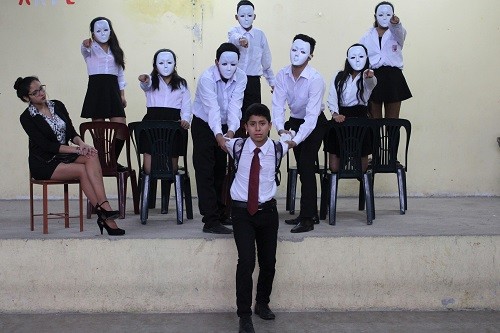 Escolares de Villa El Salvador se expresan sobre el embarazo adolescente mediante el teatro