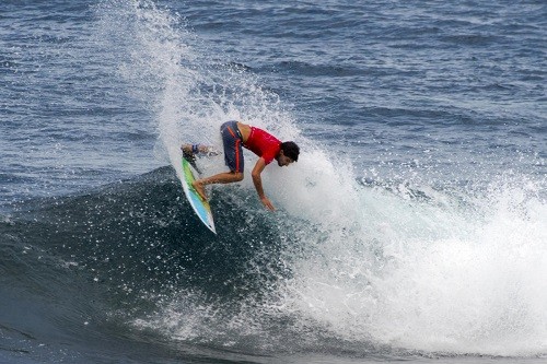 De Col vuelve a trepar fuerte en Mundial de Surf