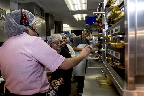 McDonalds rompe un nuevo record: más de 4200 personas visitaron sus cocinas en Perú en un día