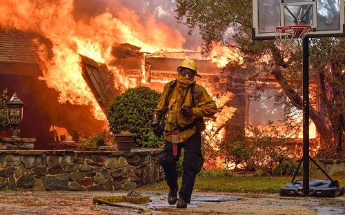 Incendios de California: Por lo menos 10 muertos y miles huyen de sus hogares