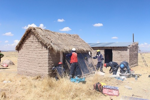 Voluntarios de CLARO benefician a familias en Puno gracias al proyecto 'Casa Caliente Limpia'