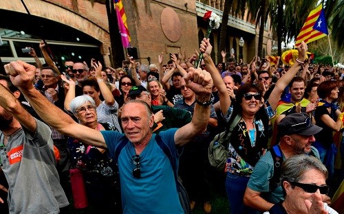 España: El parlamento catalán declara la independencia