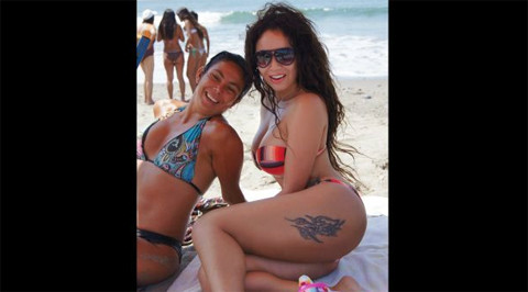 Janet Barboza lució tatuajes en playa