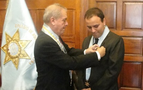 Condecoran a Christian Pardo Reyes con la Medalla Cívica del Derecho