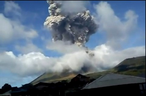 Volcán Lokon de Indonesia registró dos erupciones de mediana intensidad