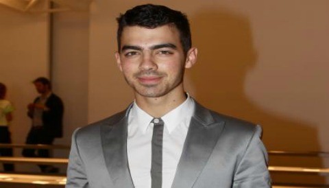 Joe Jonas celebra en un barco del amor con una fiesta temática